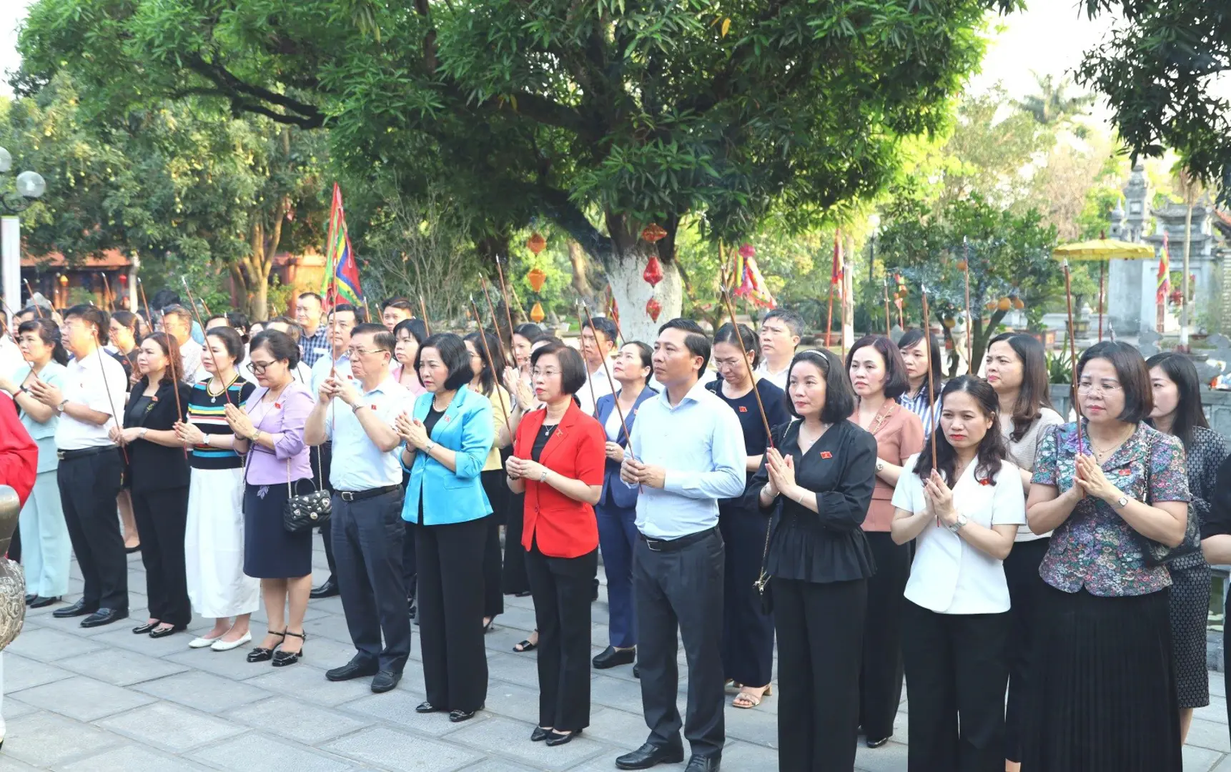 Đại biểu Quốc hội chuyên trách 63 tỉnh, thành dâng hương, tặng quà tại Mê Linh