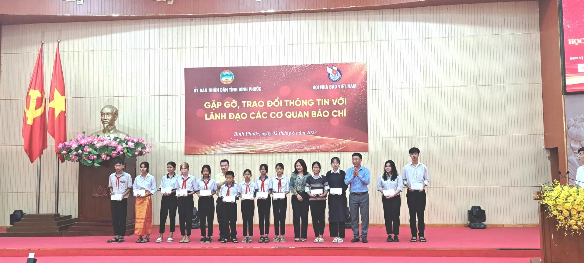 Tặng cờ Tổ quốc và học bổng cho người dân, học sinh tỉnh Bình Phước