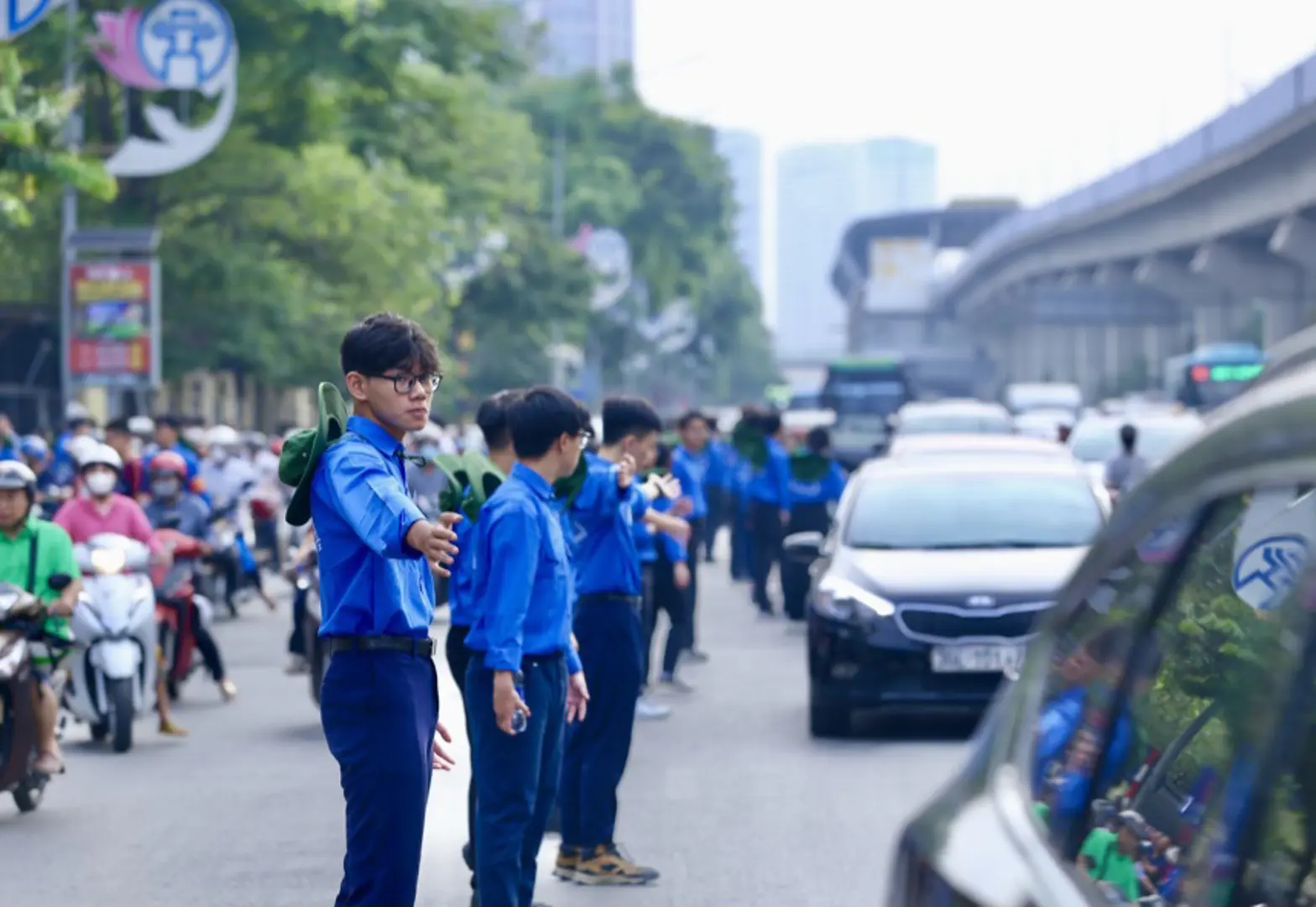 Áo xanh căng mình phân làn giao thông giúp phụ huynh đưa sĩ tử đi thi