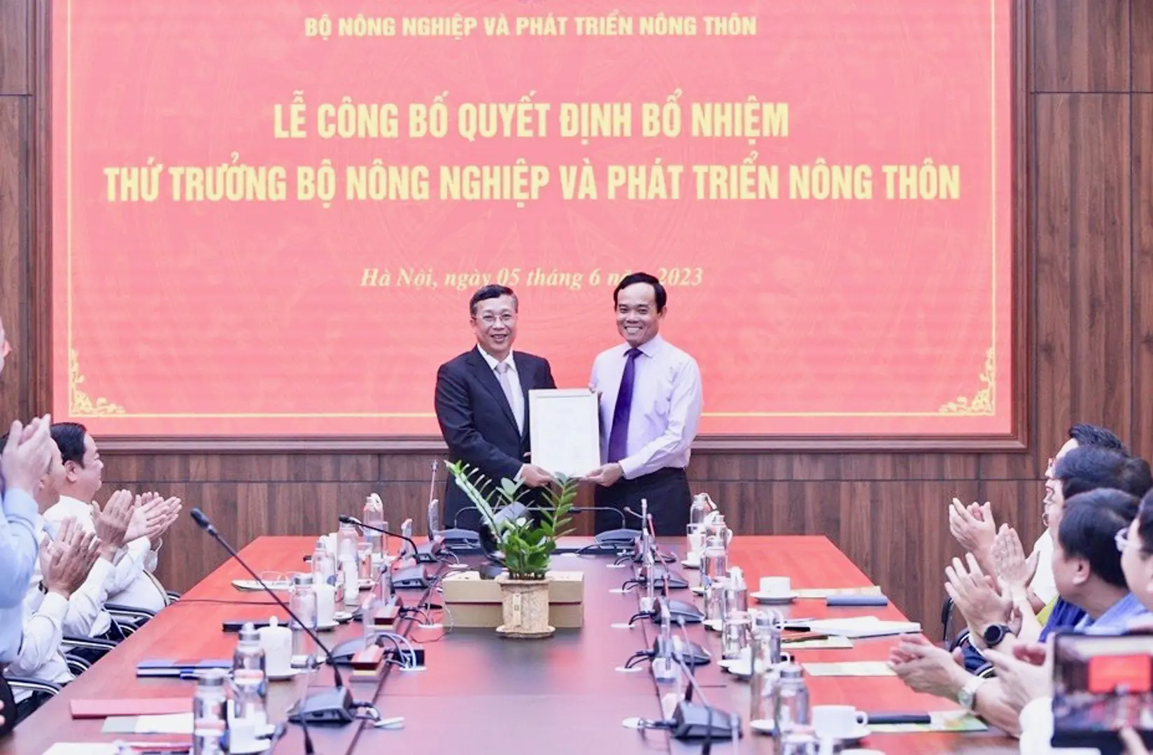 Phó Thủ tướng Trần Lưu Quang trao quyết định bổ nhiệm tân Thứ trưởng Bộ NN&PTNT