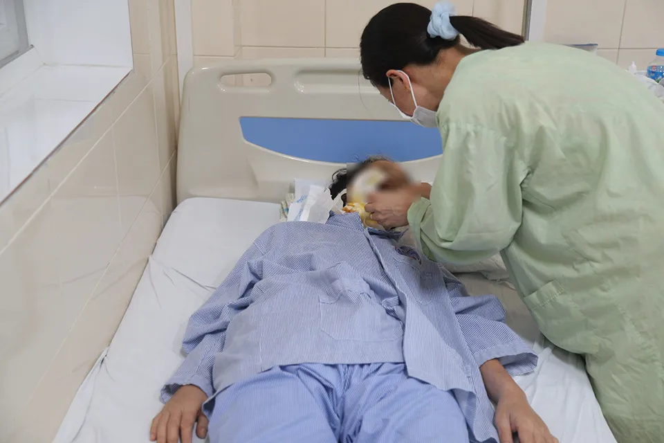 Ăn thực dưỡng chữa ung thư, người phụ nữ bị khối u “khổng lồ” che miệng