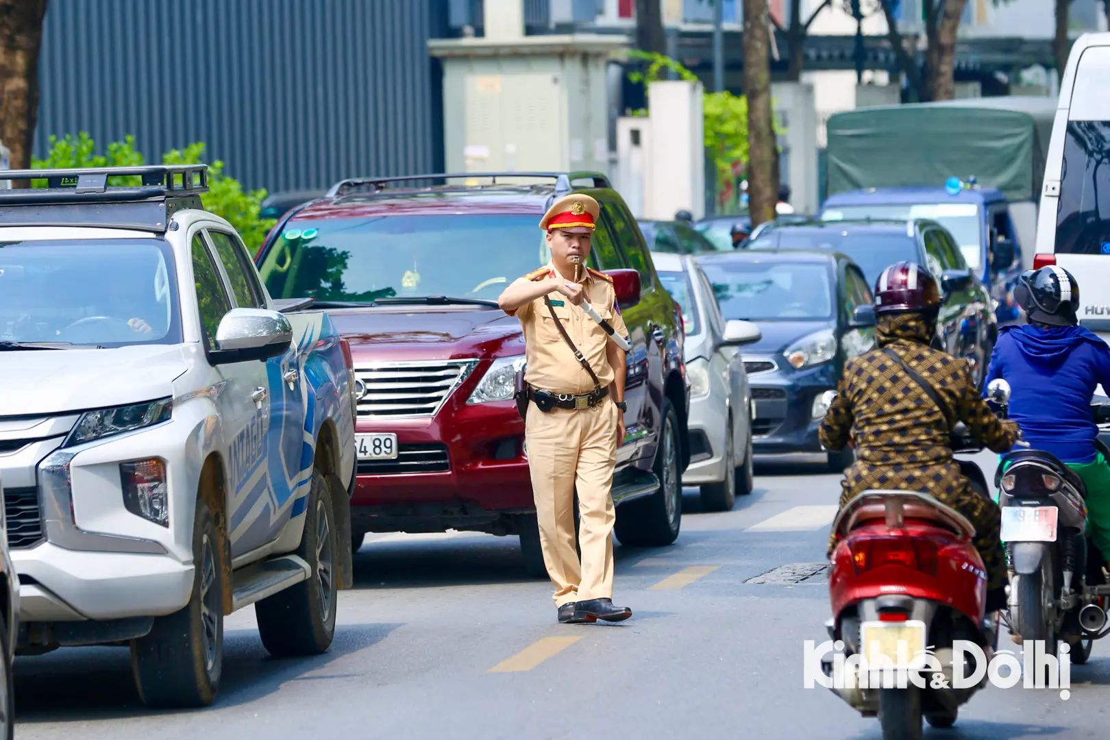 Lực lượng chức năng đảm bảo an ninh cho sĩ tử đến điểm thi an toàn