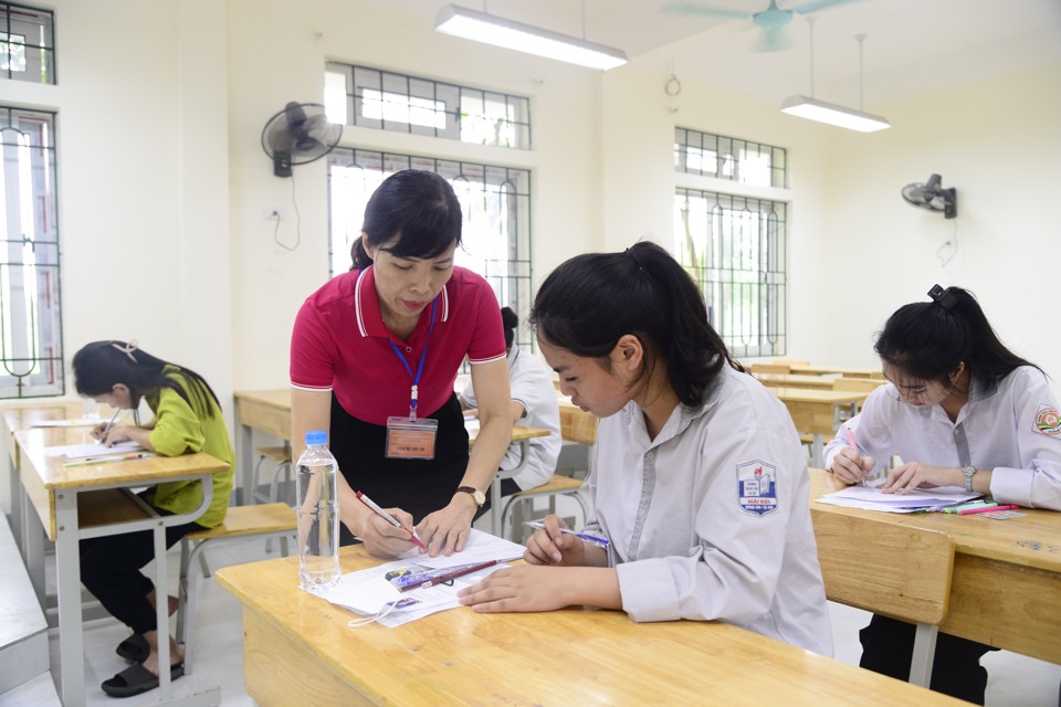 Học sinh Hà Nội bước vào môn thi đầu tiên trong kỳ thi vào 10