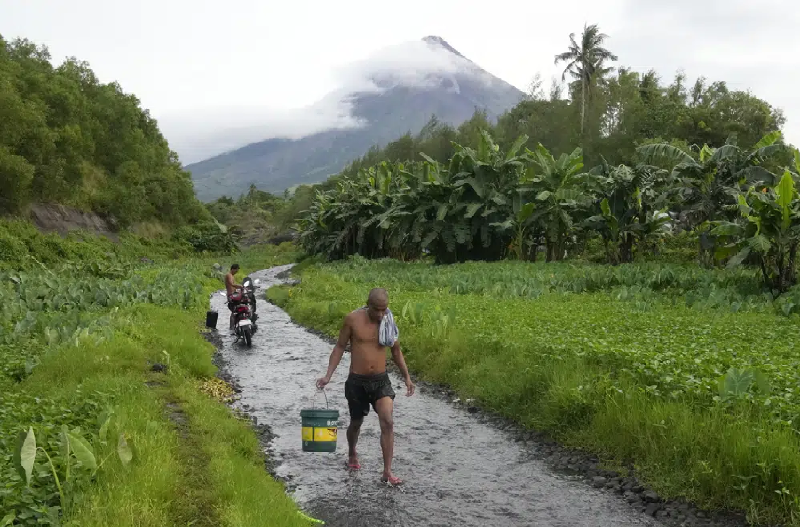 Hàng ngàn người dân sơ tán khỏi núi lửa ở Philippines do mưa bão