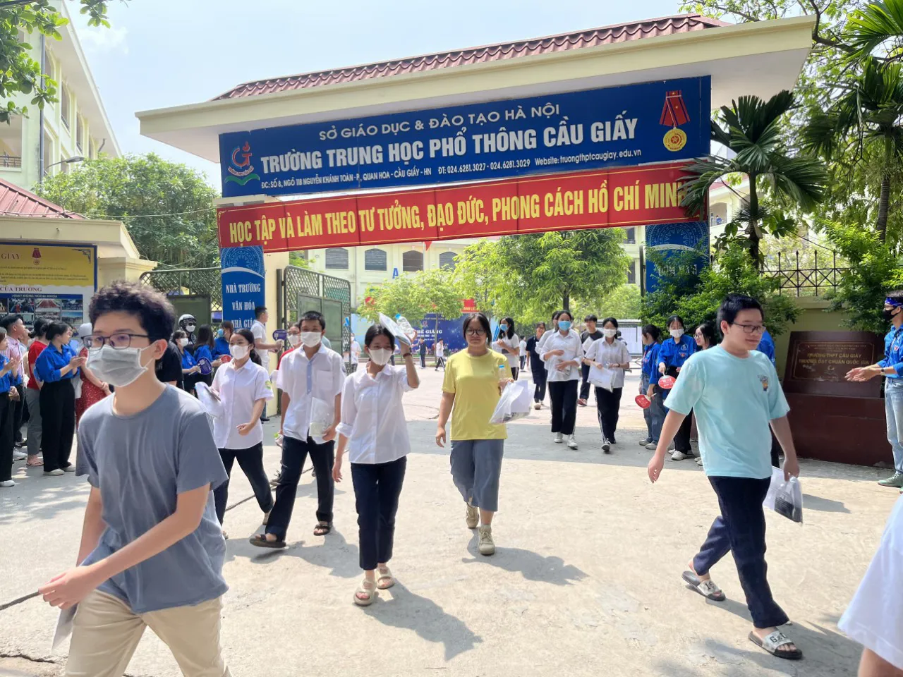 Nộp bài thi môn Toán, thí sinh phấn khởi rời khỏi trường thi