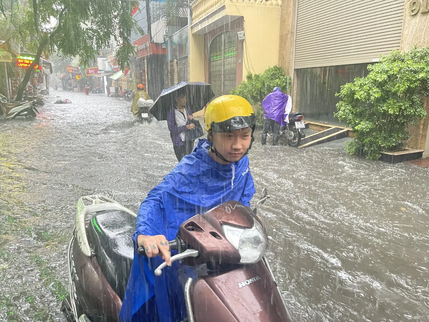 Hà Nội: Người dân bì bõm dắt xe qua điểm ngập sau trận mưa lớn