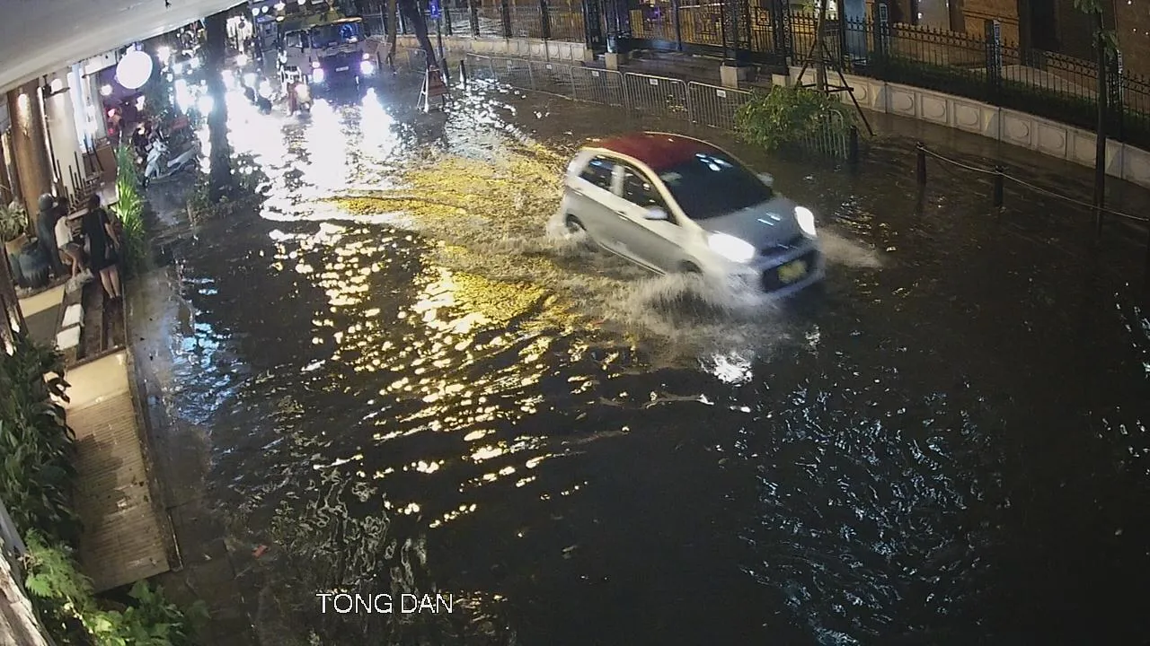 Hà Nội: Mưa xối xả gây ngập nhiều tuyến phố đúng giờ cao điểm tan tầm
