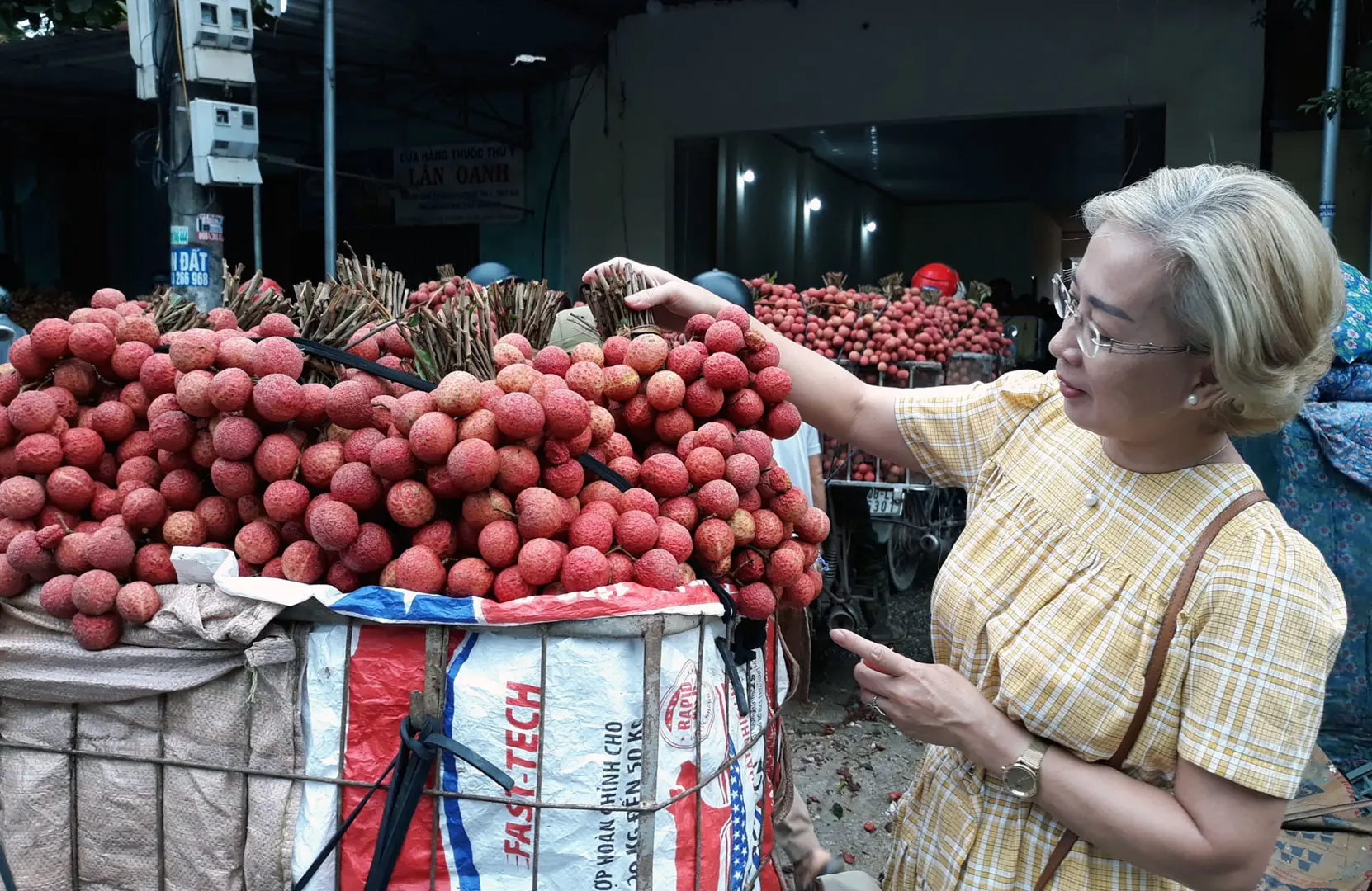 Ngày Tết Đoan Ngọ, cơm rượu nếp, hoa quả đắt khách