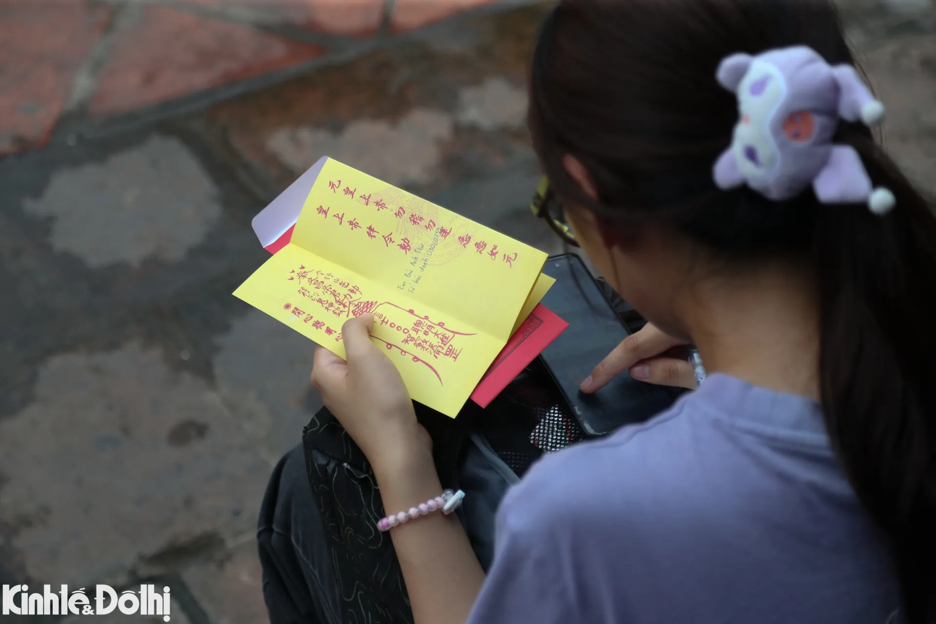 Sĩ tử dâng sớ cầu may tại Văn Miếu - Quốc Tử Giám trước kỳ thi