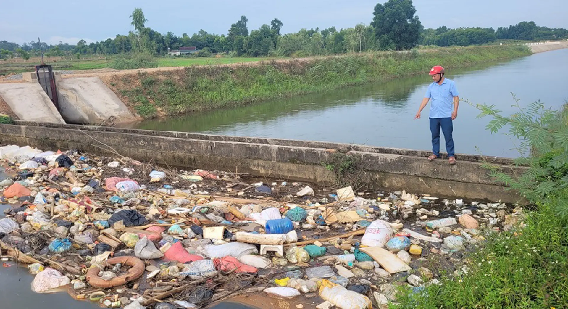 Hà Tĩnh: Kênh thủy lợi “ngập rác”