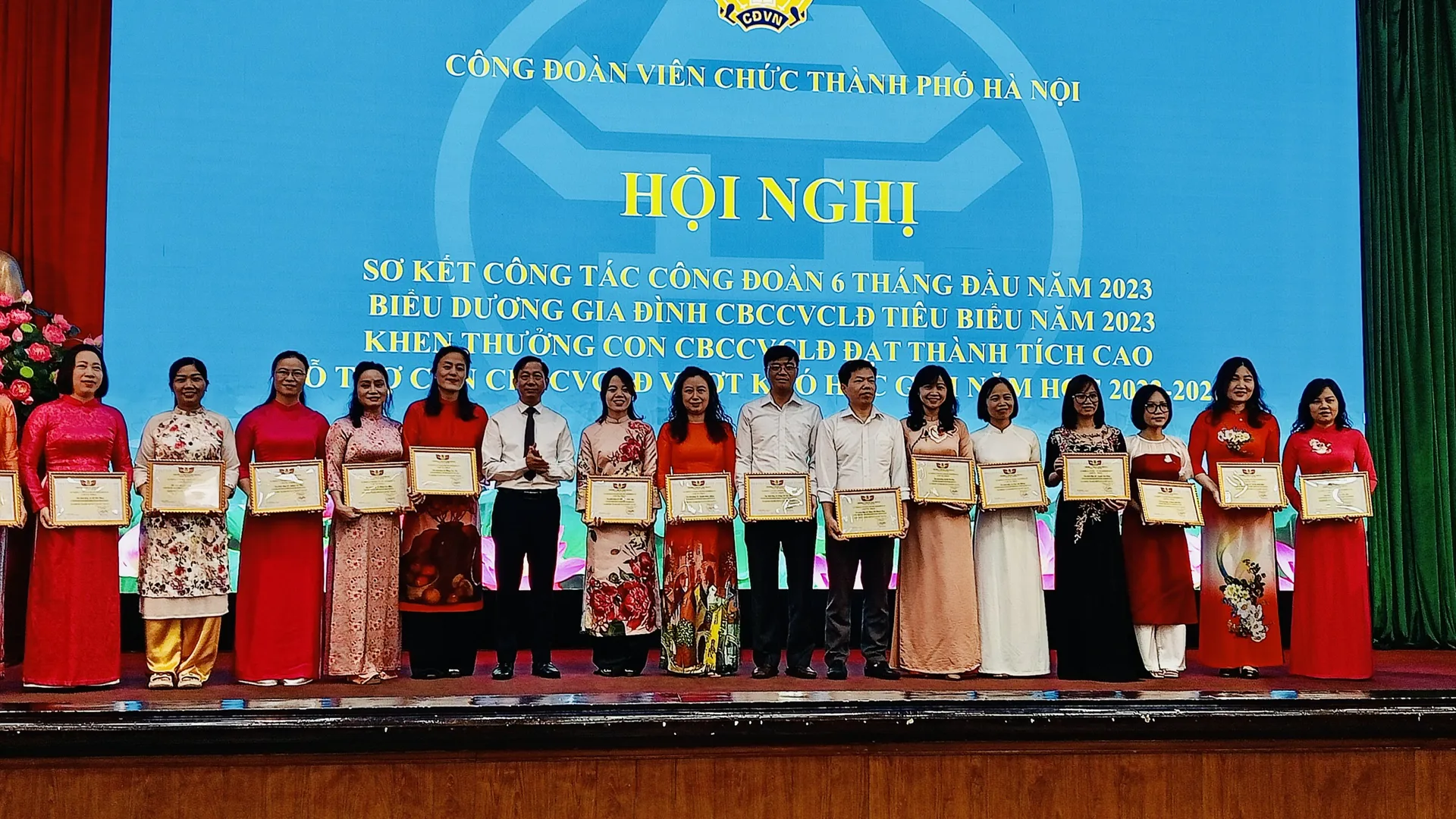 Hà Nội biểu dương 63 gia đình cán bộ, công chức, viên chức tiêu biểu
