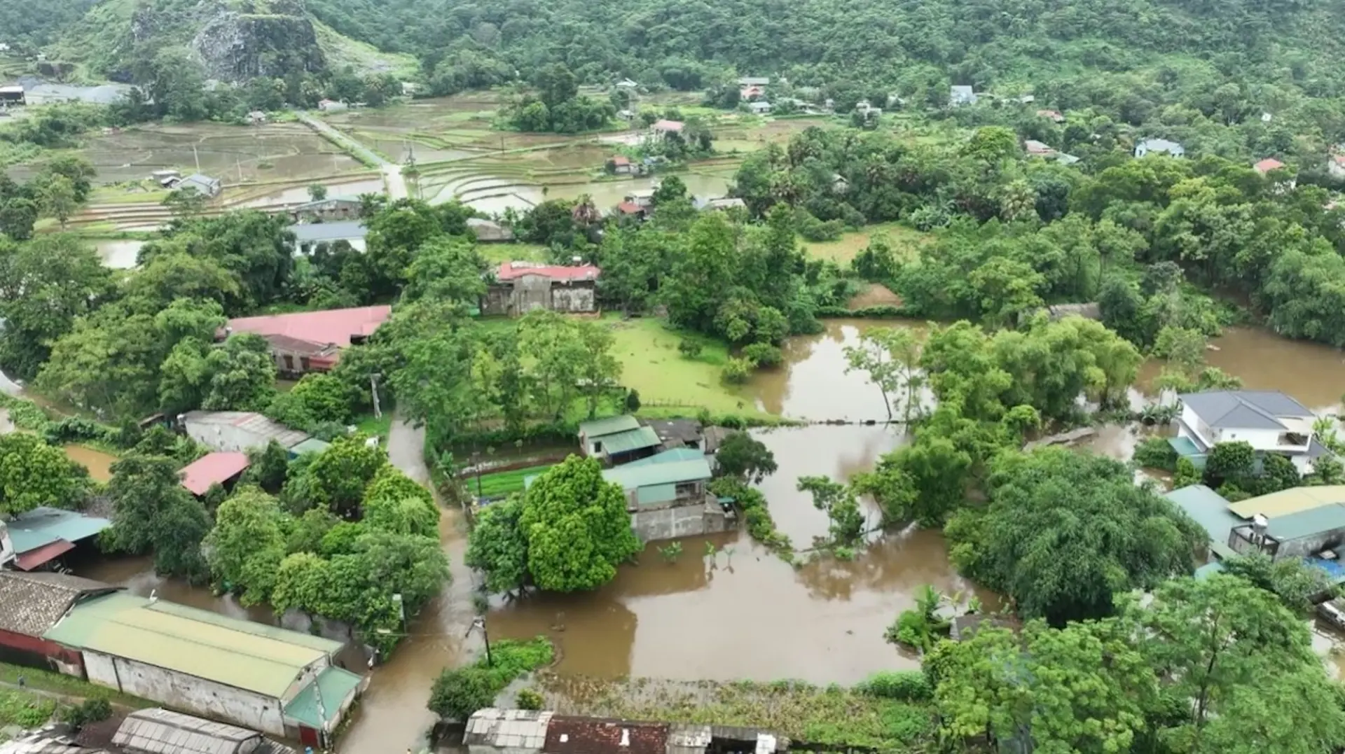 Mưa lũ khiến 2 người chết, gây thiệt hại nặng tại nhiều địa phương