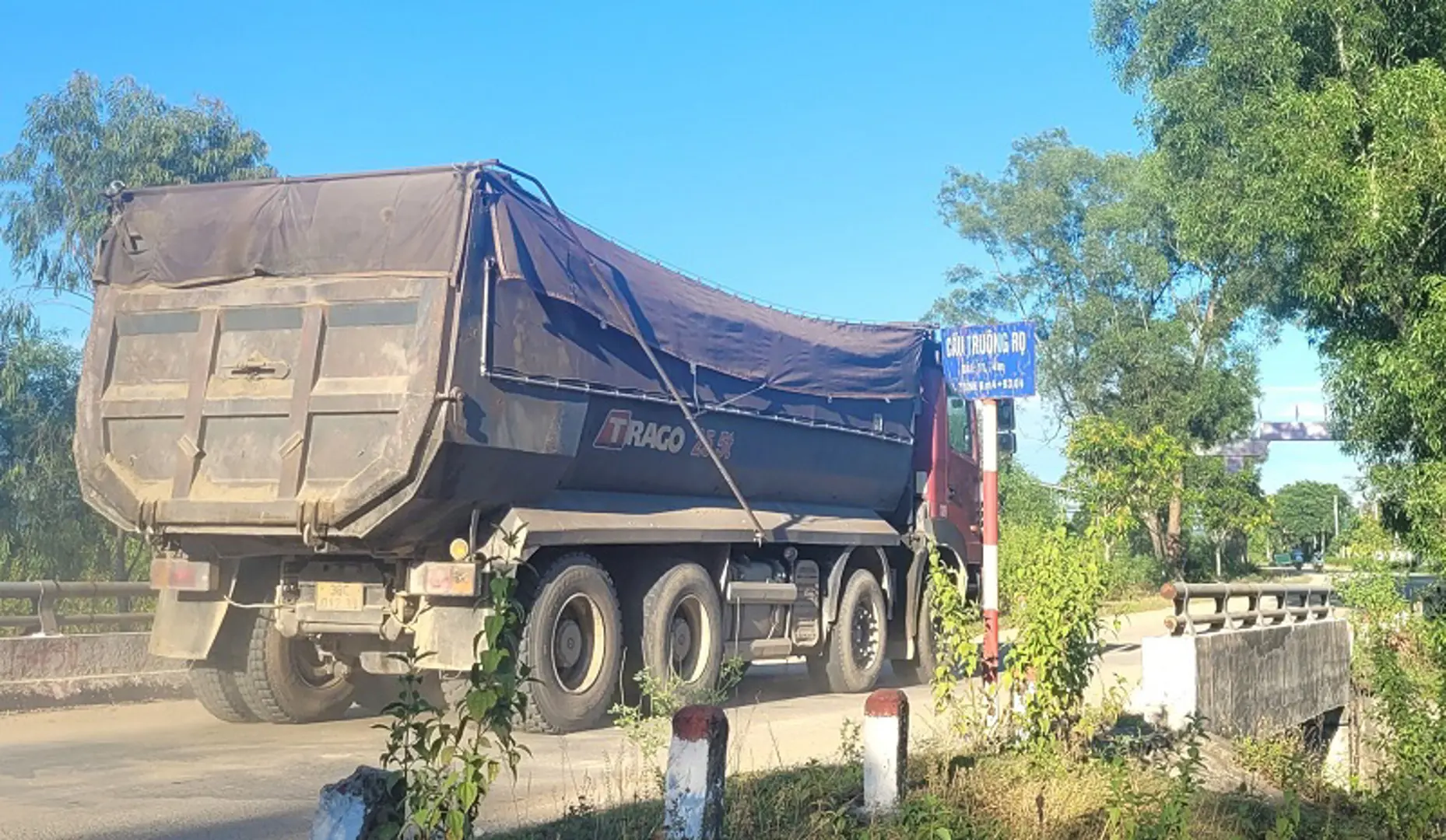 Hà Tĩnh: Dàn xe khủng chở đất, cát ‘náo loạn’ làng quê