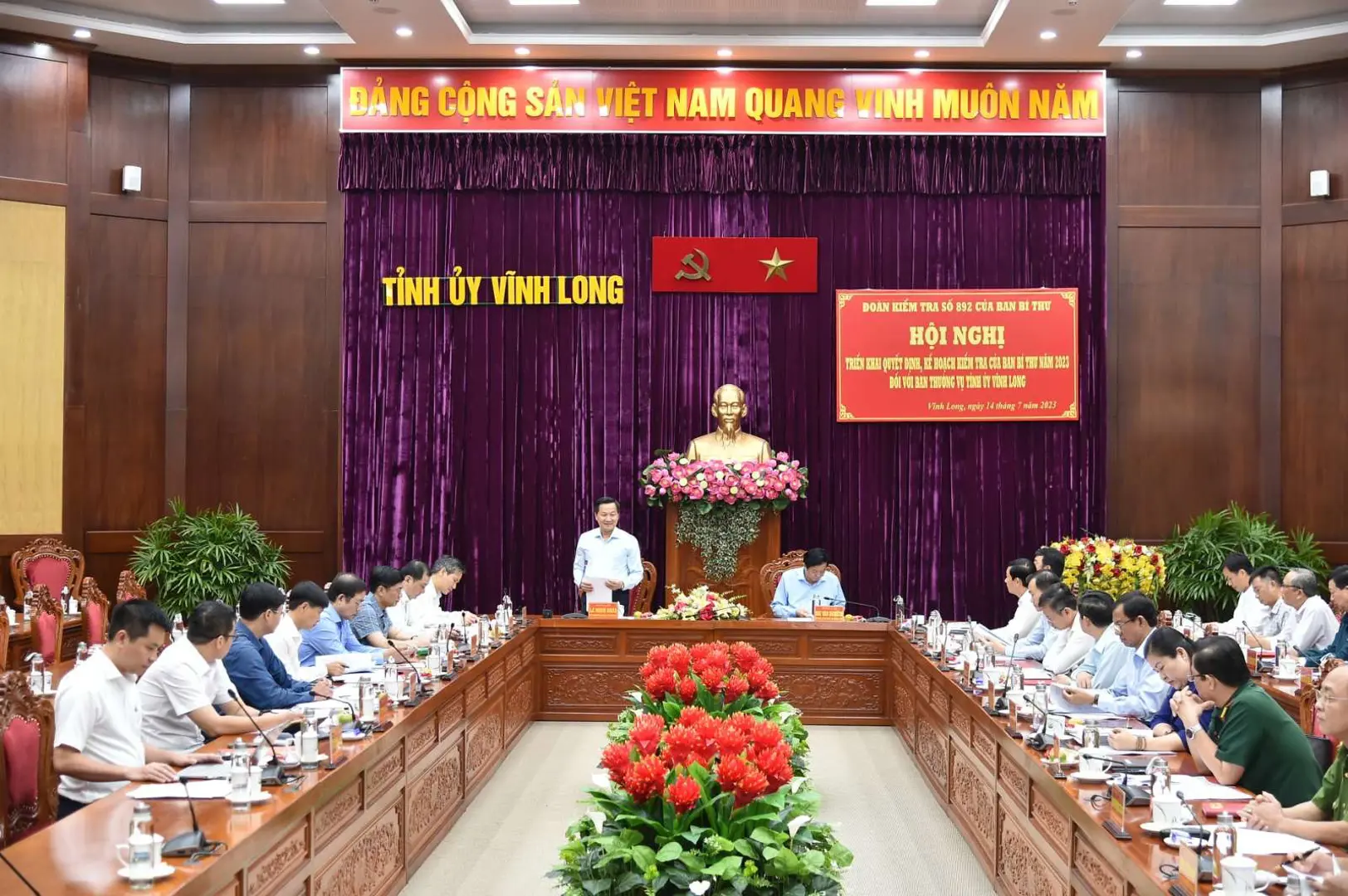 Phó Thủ tướng Lê Minh Khái làm việc với Ban Thường vụ Tỉnh ủy Vĩnh Long