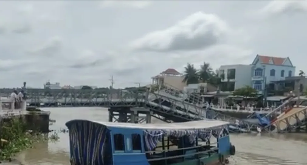 Trà Vinh: Sập cầu tạm khi cho xe qua thử tải