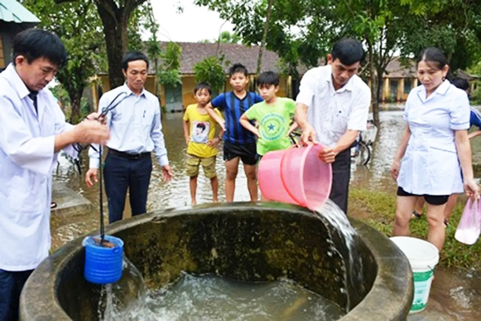 Đảm bảo nước sạch, quản lý chất thải y tế trong mùa mưa lũ