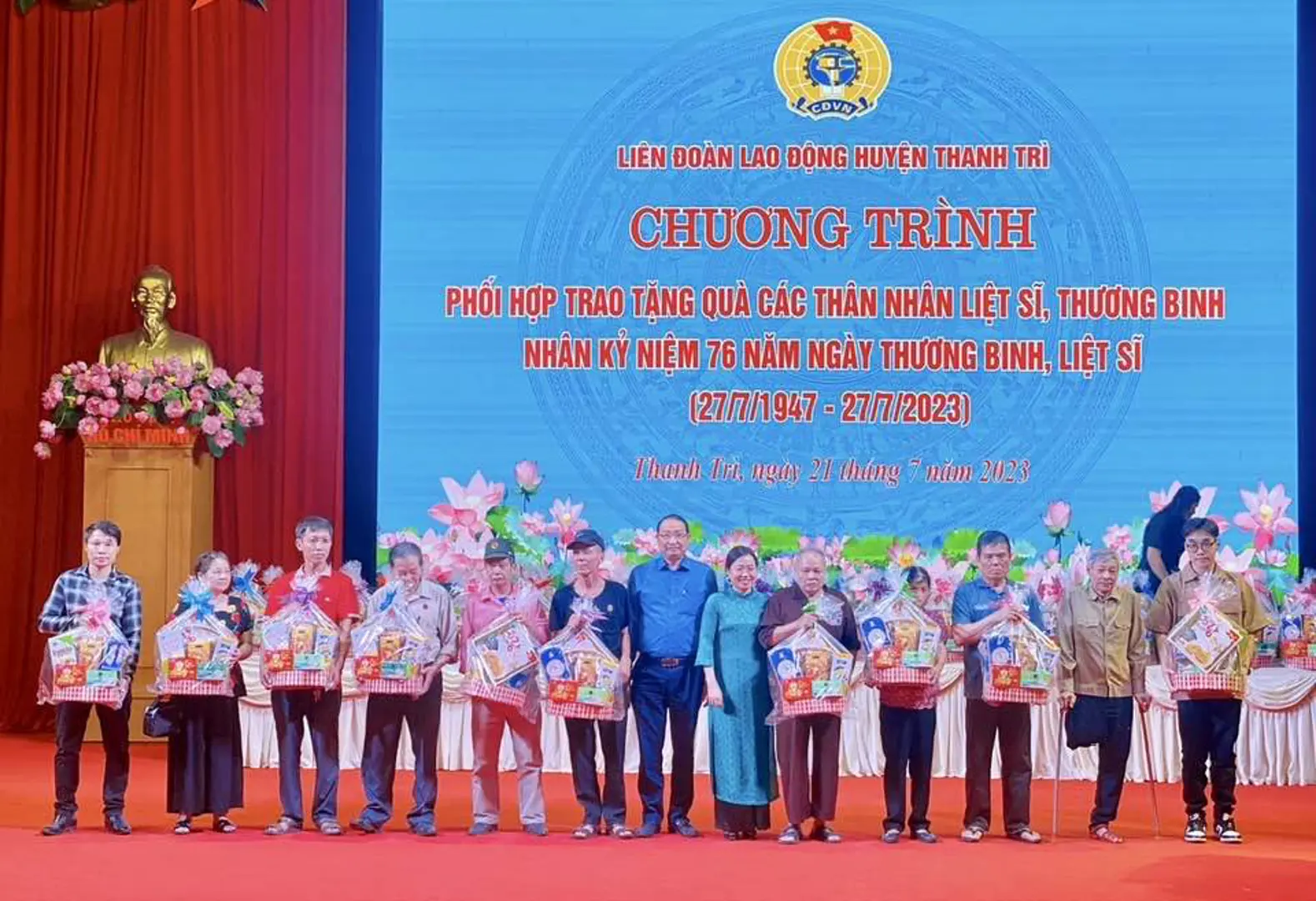 Liên đoàn Lao động Thanh Trì tặng quà cho thân thân liệt sĩ, thương bệnh binh