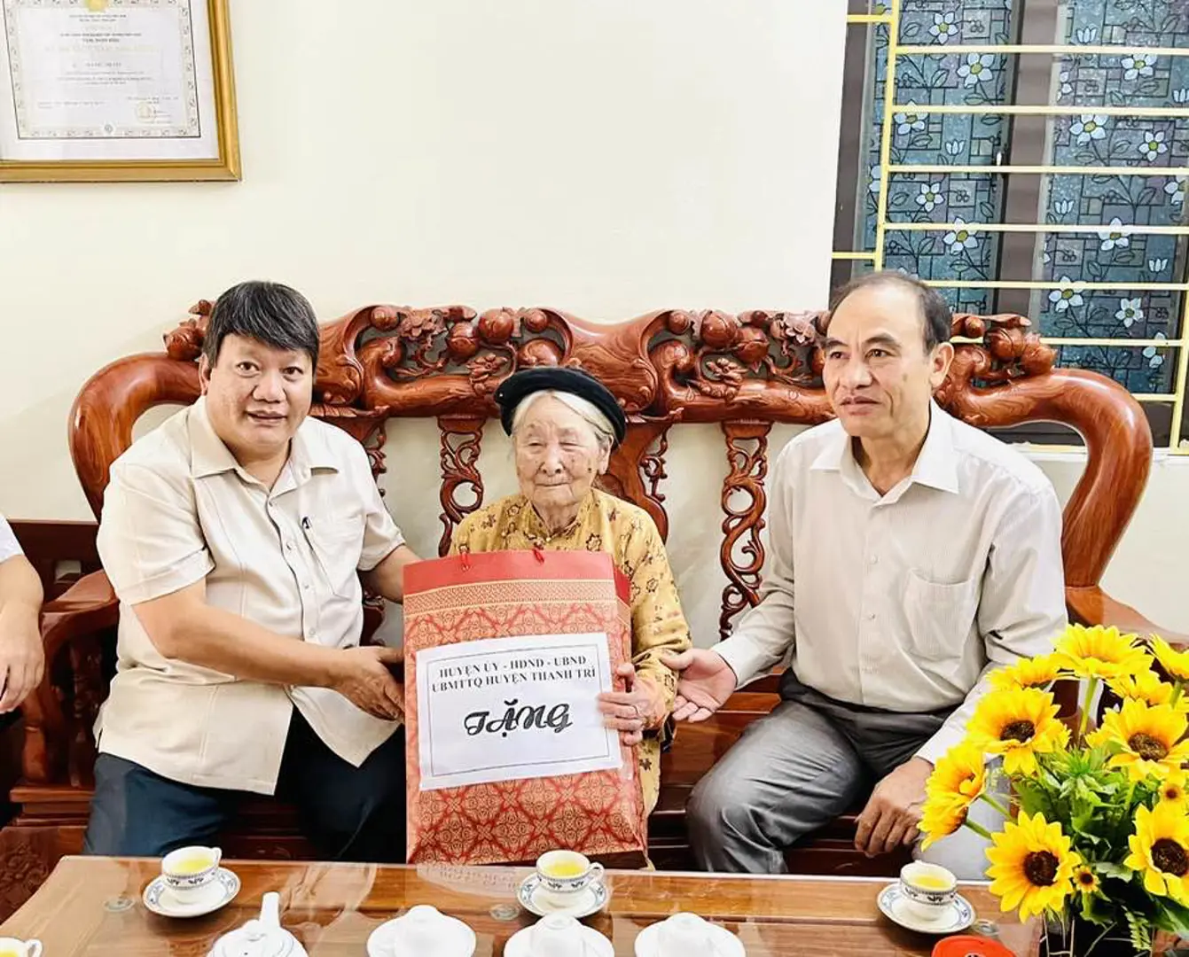 Lãnh đạo huyện Thanh Trì thăm, tặng quà Mẹ Việt Nam anh hùng Nguyễn Thị Cứu