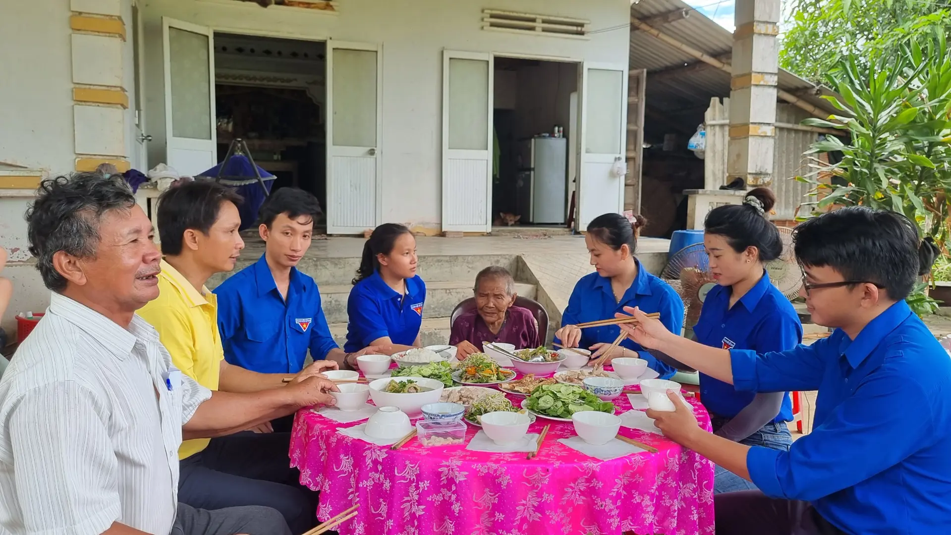 Quảng Ngãi: Những bữa cơm “đặc biệt” 