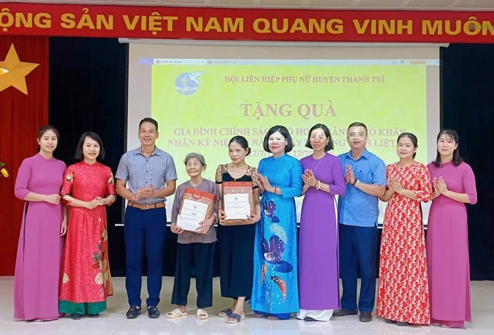 Hội LHPN huyện Thanh Trì tri ân, tặng quà người có công, gia đình chính sách