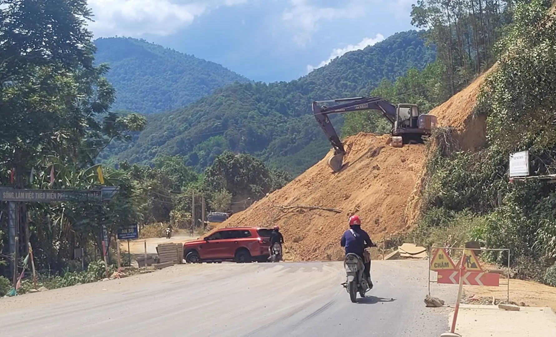 Hà Tĩnh: Chủ động ứng phó sạt lở đất đường lên Cửa khẩu Cầu Treo