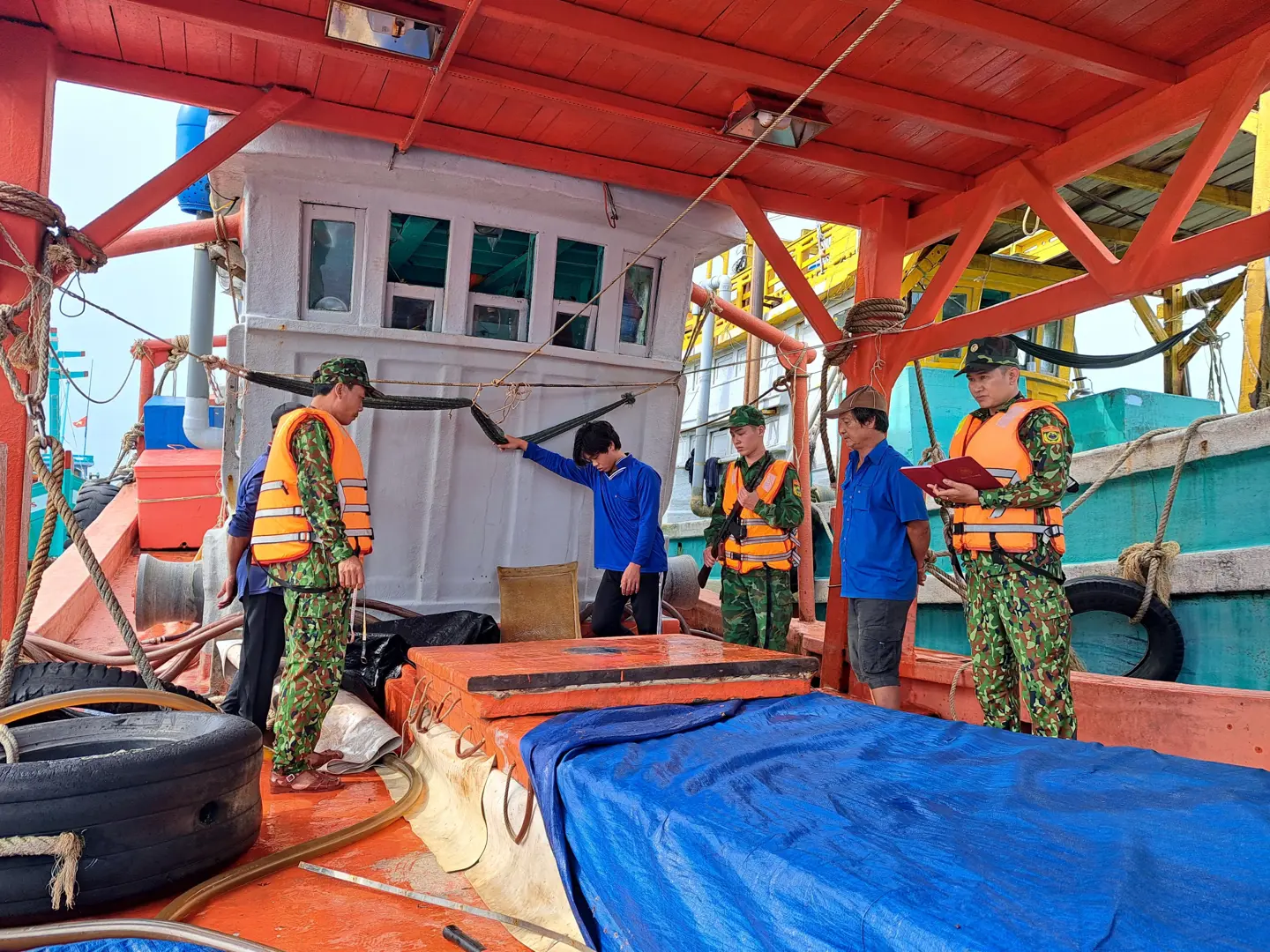 Biên phòng Kiên Giang bắt tàu vận chuyển dầu 50 ngàn lít dầu trái phép