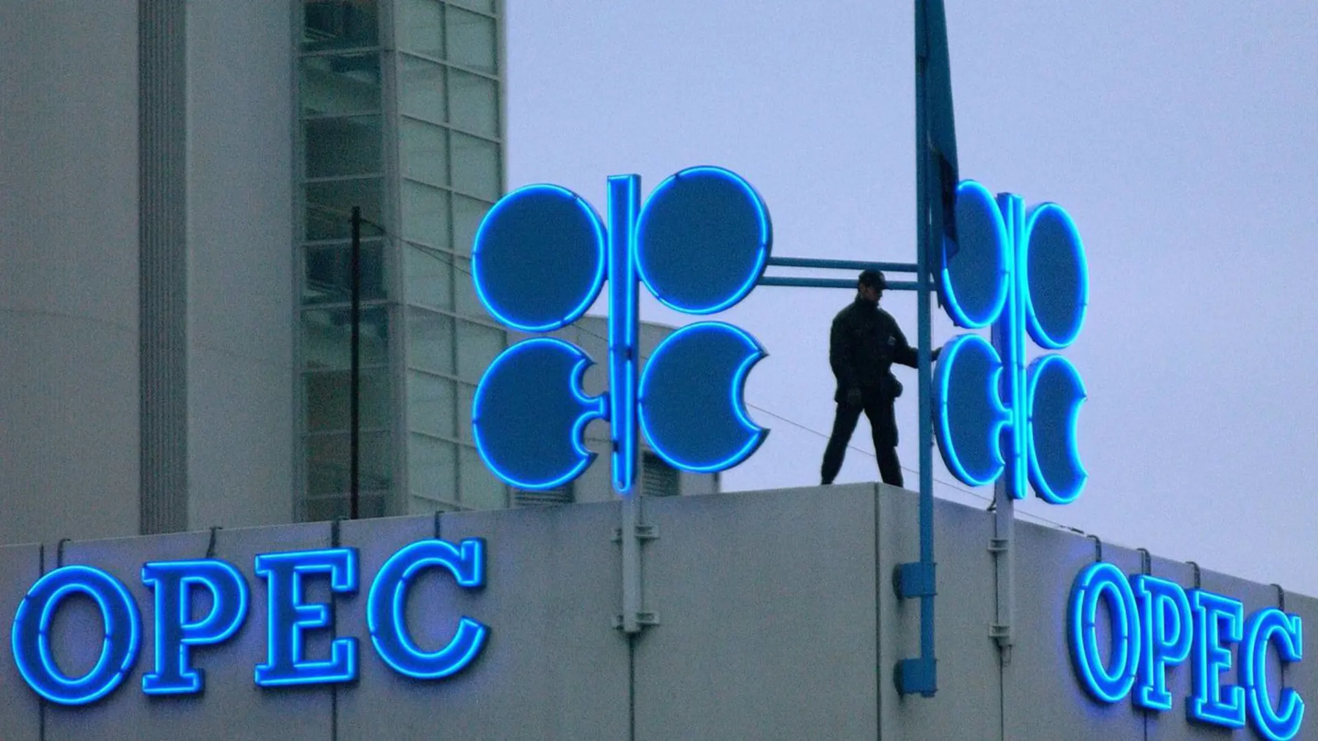 OPEC+ tiếp tục siết nguồn cung dù giá dầu chạm đỉnh 4 tháng