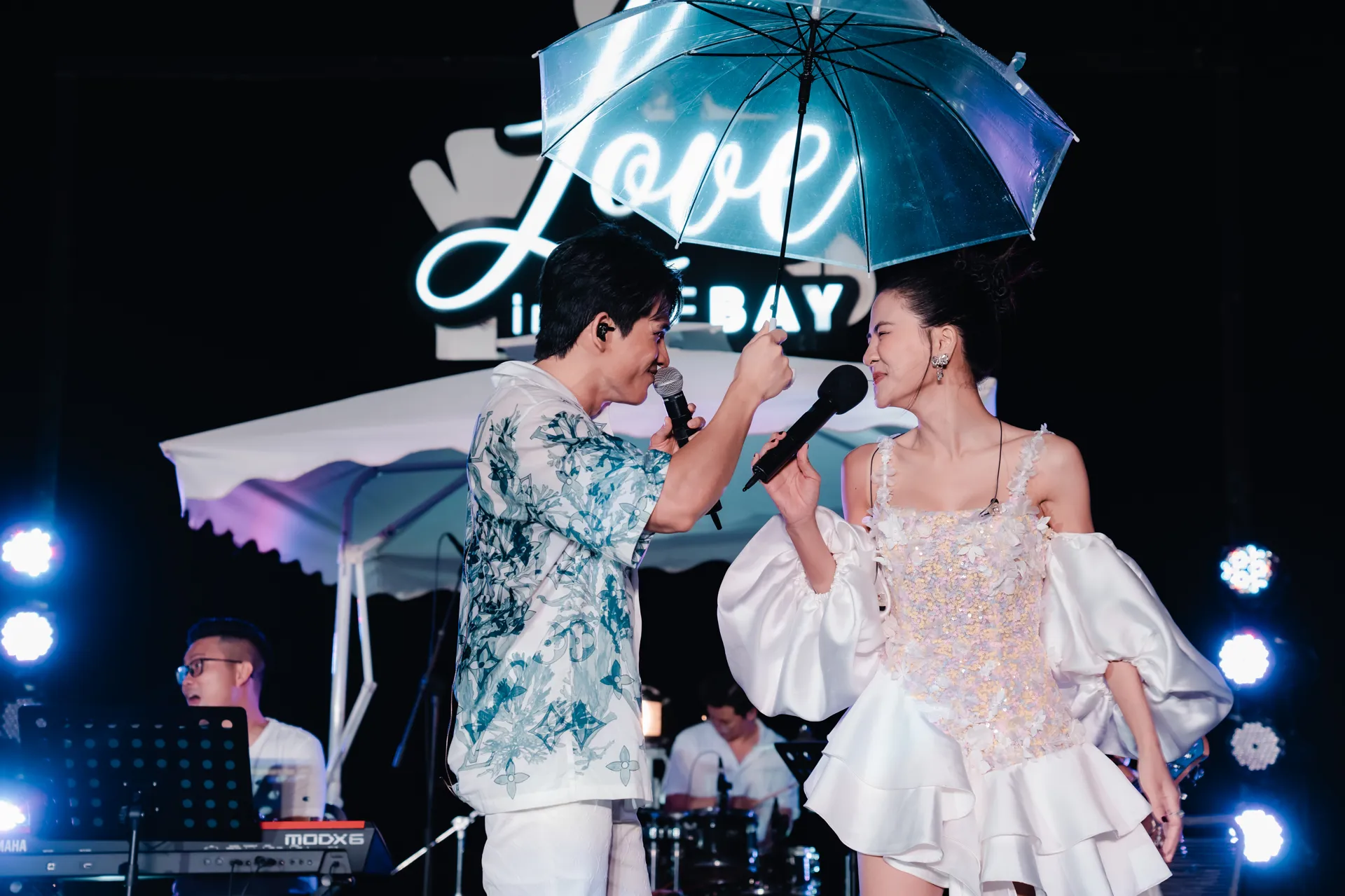 Hà Nhi và khán giả đội mưa hát cực ngọt ca khúc “Gửi người yêu cũ”