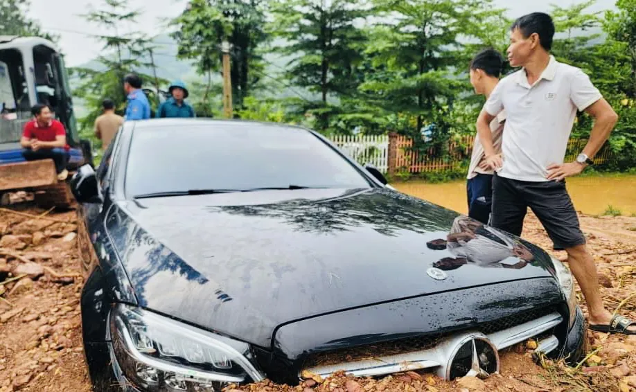Ôtô bị đất đá vùi lấp, chủ xe có được bồi thường?