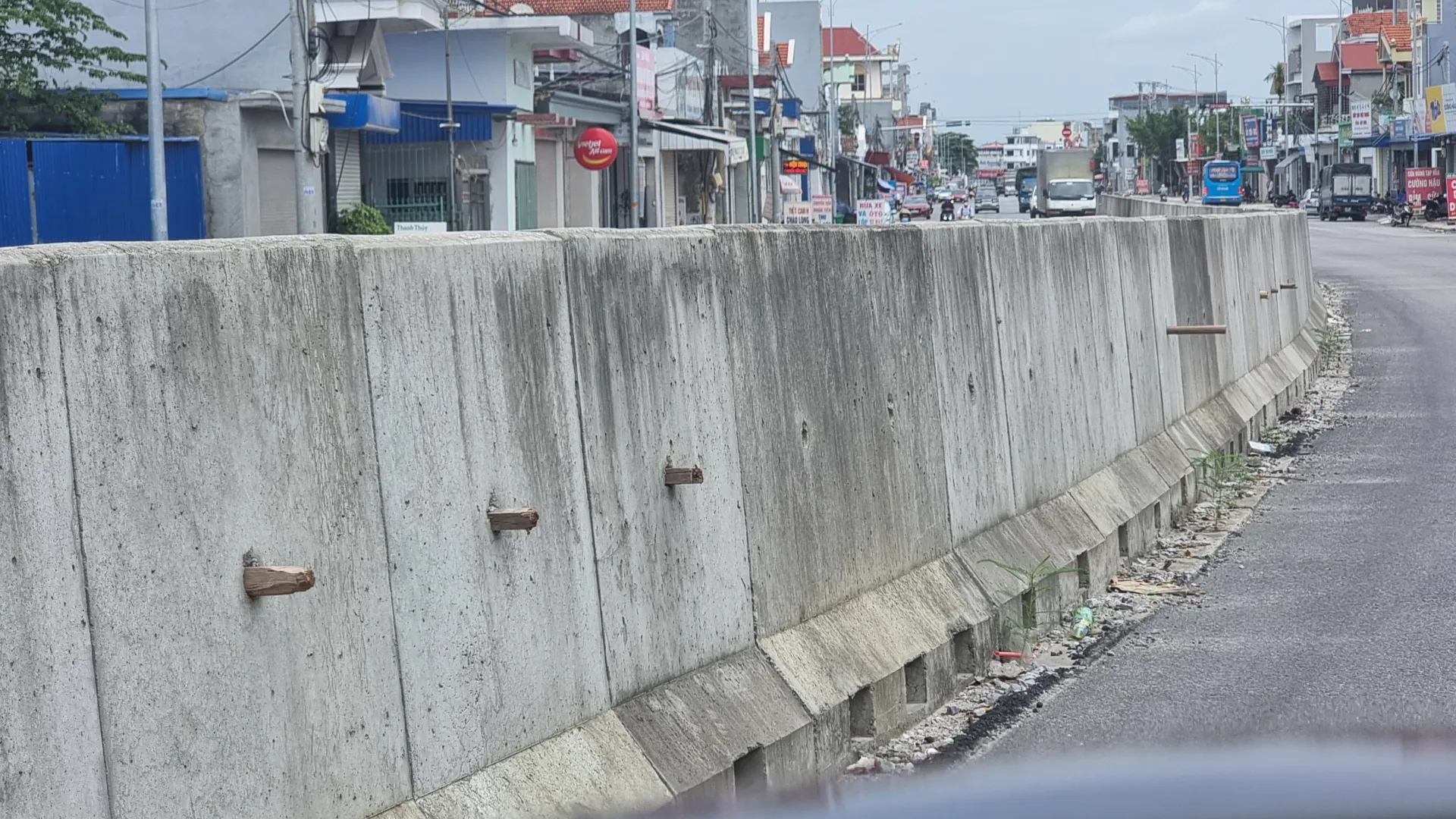 Những hình ảnh không đẹp mắt gây nguy hiểm cho người tham gia giao thông