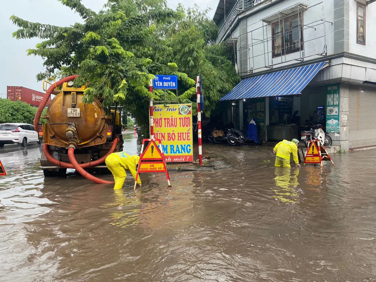 Công nhân thoát nước đội mưa chống ngập cho Thủ đô
