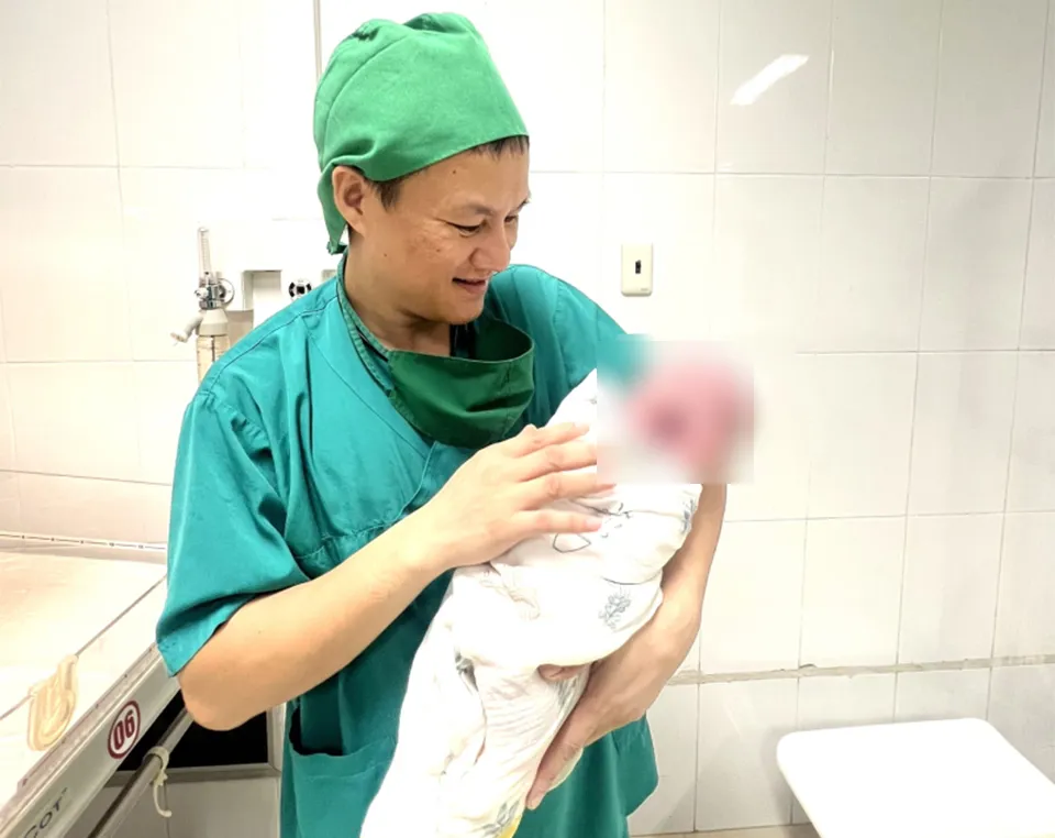 Bé gái sơ sinh chào đời nặng 5 kg