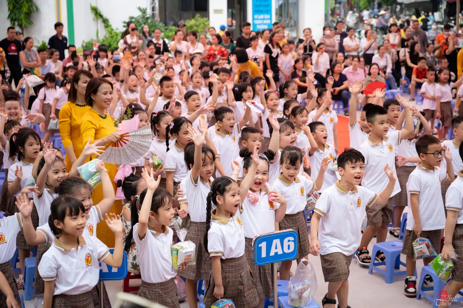 Hà Nội: Cha mẹ cùng con háo hức “Chào lớp 1”