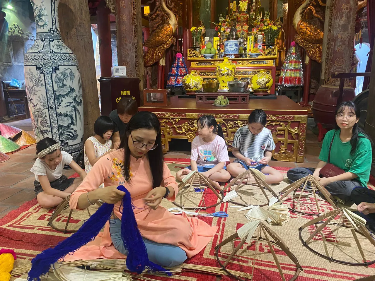 Trải nghiệm làm nón lá làng Chuông tại phố cổ Hà Nội