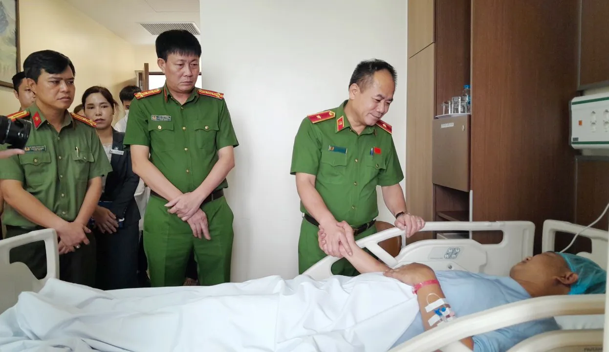 Công an Hà Nội biểu dương, động viên chiến sỹ cảnh sát bị bắn trọng thương