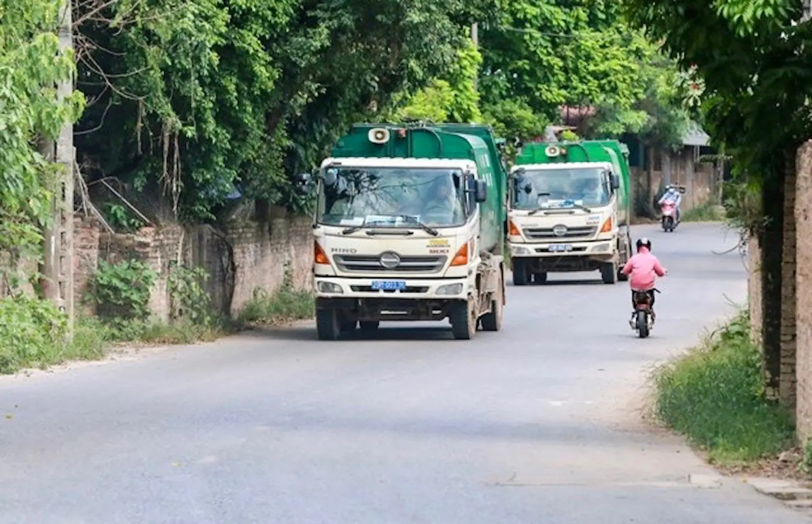 Huyện Sóc Sơn: Xe chở rác rò rỉ nước thải gây ảnh hưởng đến người dân