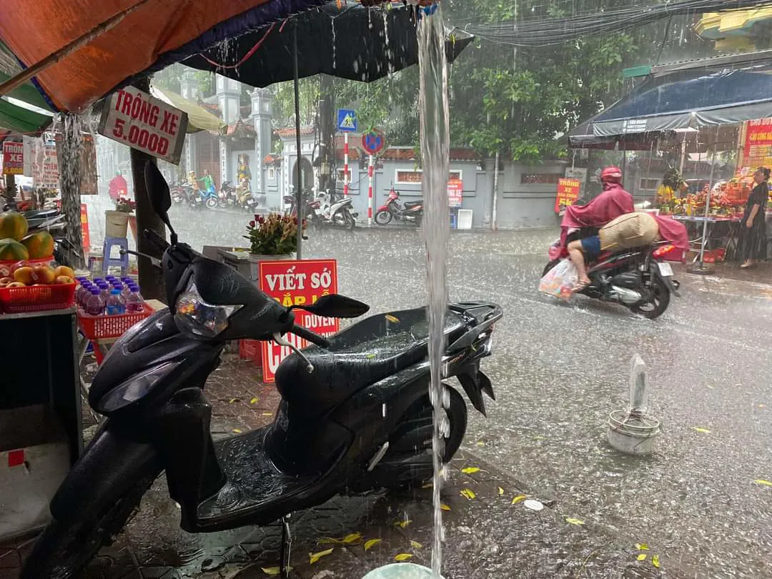 Hà Nội: Mưa to xối xả, cảnh báo ngập lụt khu vực nội thành sáng 20/8