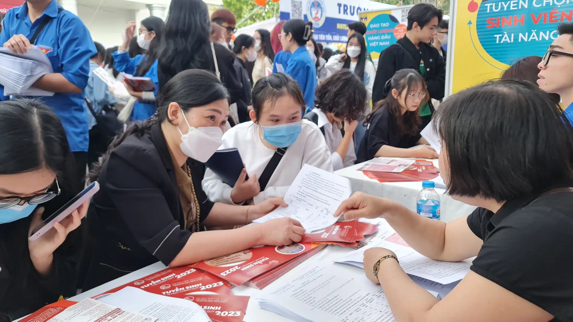 Ngành Luật của trường đại học nào có điểm chuẩn cao nhất?