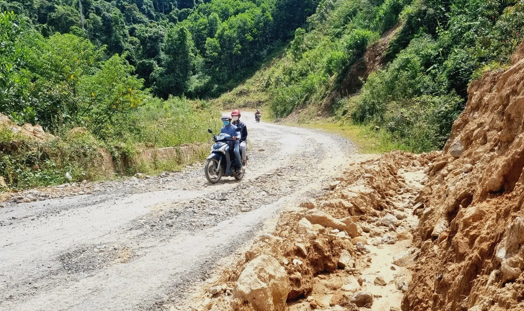 Quảng Nam: Đường lên cửa khẩu quốc tế xuống cấp nghiêm trọng