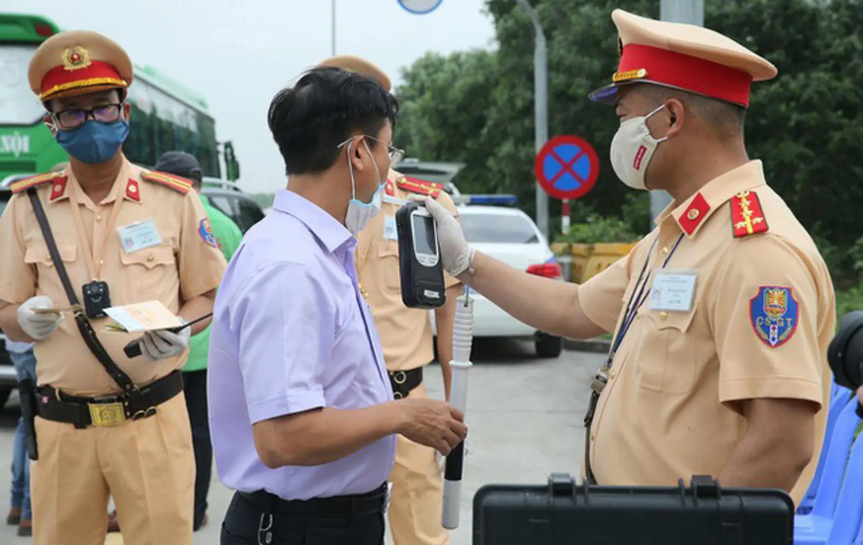 Phát hiện, xử lý hơn 400 trường hợp vi phạm Luật Giao thông đường bộ