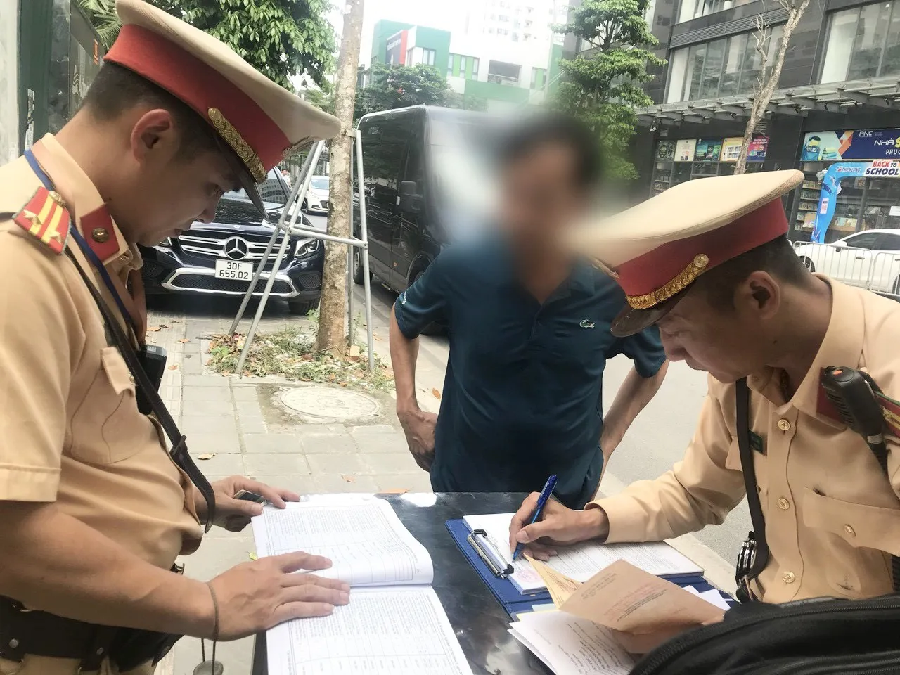 Quận Thanh Xuân: Tuyên truyền, nâng cao ý thức của người tham gia giao thông