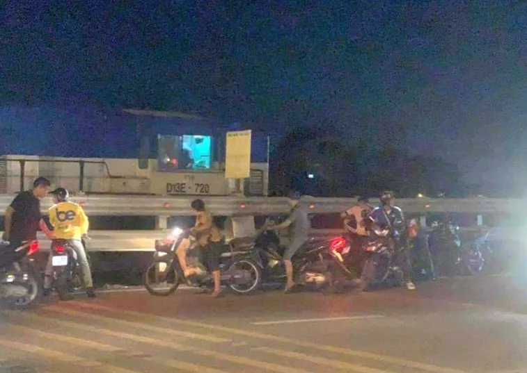 Hà Nội: Người đàn ông đi xe máy bị tàu hỏa tông tử vong trong đêm