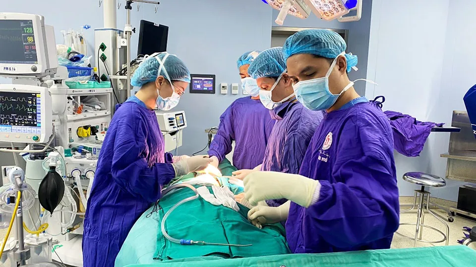 Lạm dụng filler trẻ hóa khuôn mặt, nữ bệnh nhân bị áp xe má