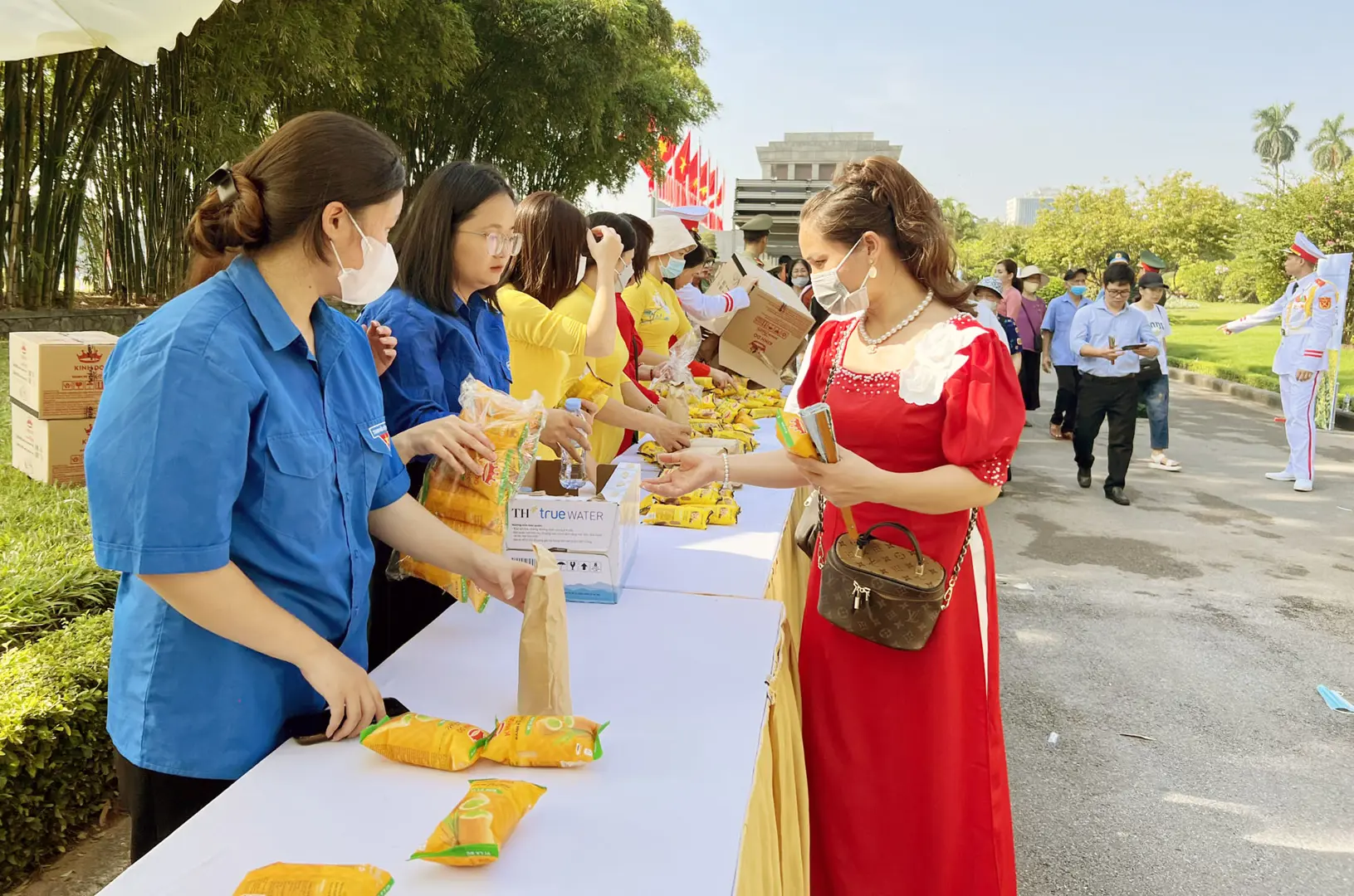 Hà Nội: Tặng quà cho du khách đến thăm Lăng Bác dịp2/9