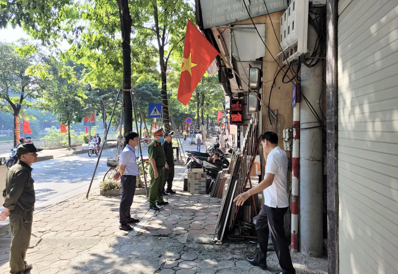 Quận Thanh Xuân: Lập lại trật tự lòng đường, vỉa hè các tuyến phố