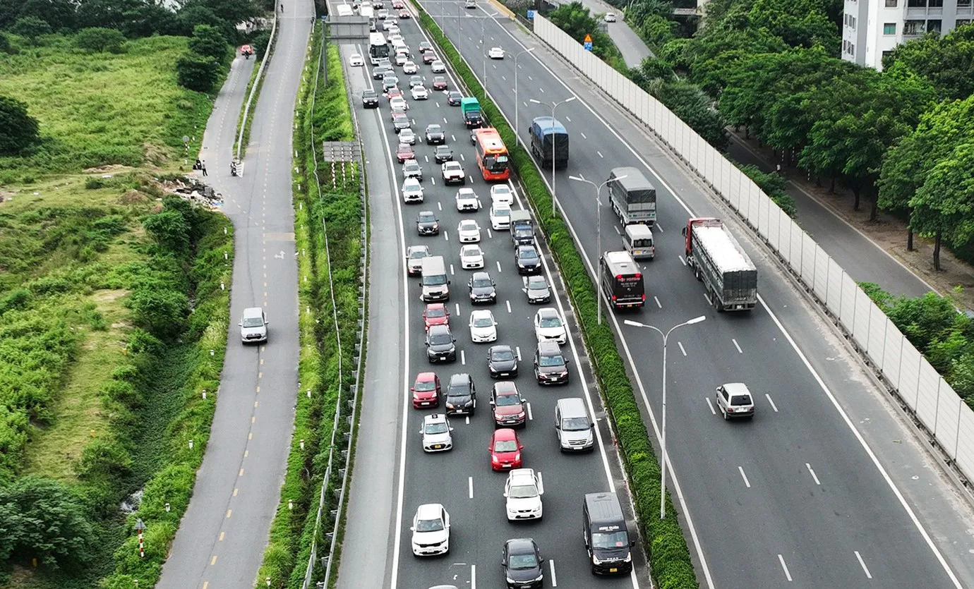 Tránh tắc đường, nhiều người dân lên Hà Nội từ sớm