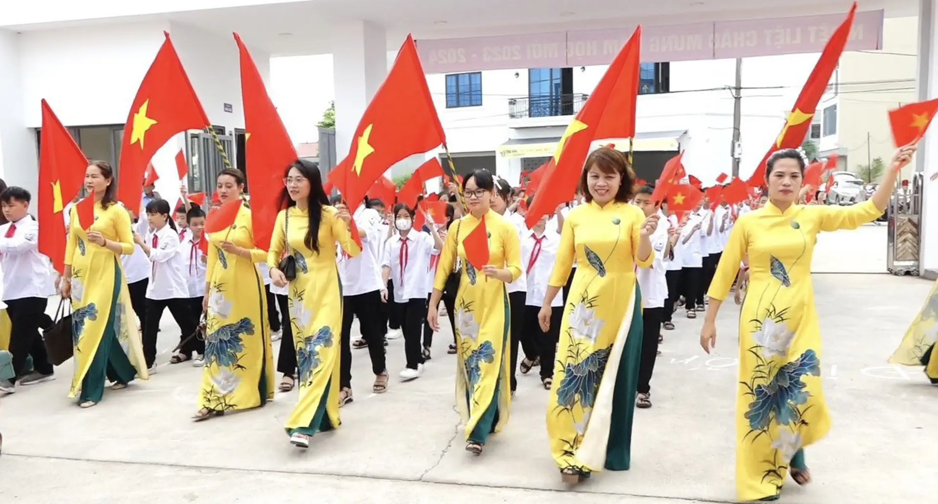 Học sinh huyện Thanh Oai hân hoan đón chào năm học mới