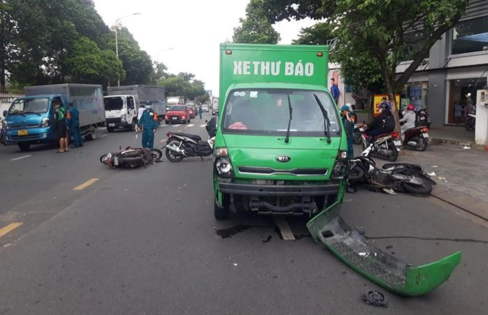 Tai nạn giao thông 7/9/2023:Xe thư báo tông hàng loạt xe máy, 3 người bị thương