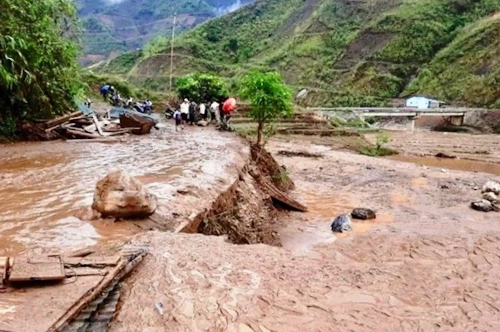 Mưa lớn kéo dài 10 ngày, miền Trung đối diện nguy cơ lũ quét, sạt lở