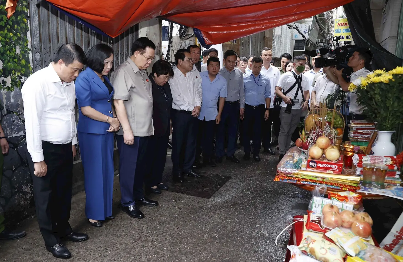 Chủ tịch Quốc hội tưởng niệm, thăm hỏi nạn nhân vụ cháy tại quận Thanh Xuân